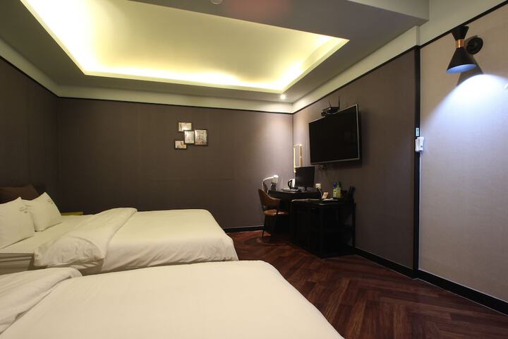 Room 33 of 84