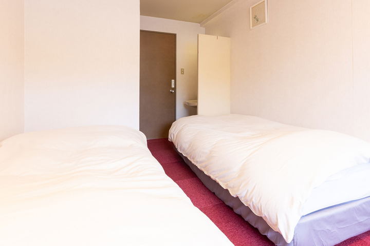 ・[Twin room] The twin room is equipped with a toilet and washbasin in the room.