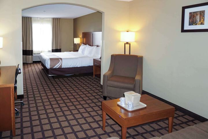 1 King Bed (4 of 17)