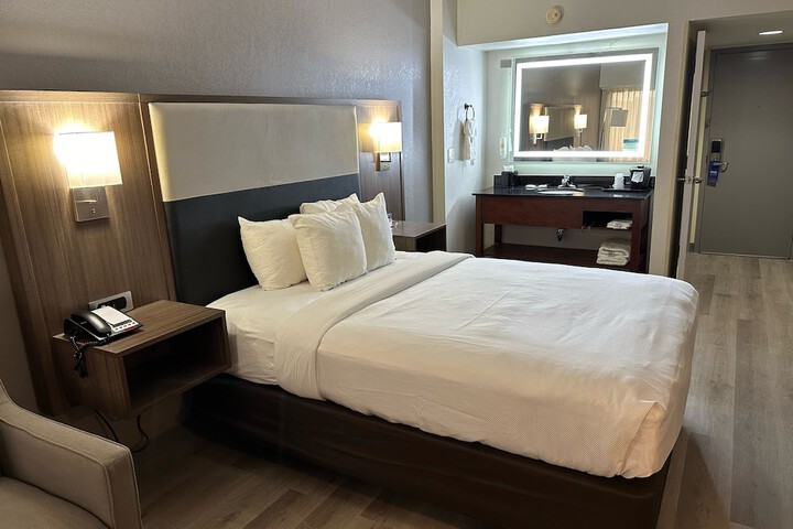 1 Queen Bed (6 of 6)