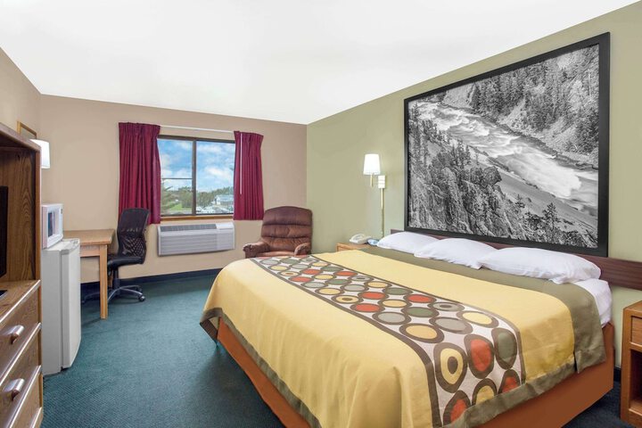 1 King Bed (3 of 8)