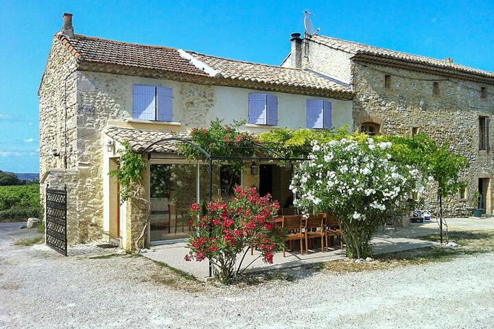 Maison de charme à Saint-Victor-la-Coste avec piscine partagée