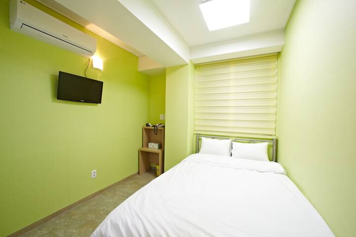 Room 8 of 43