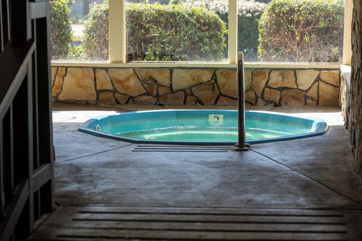 Indoor spa tub