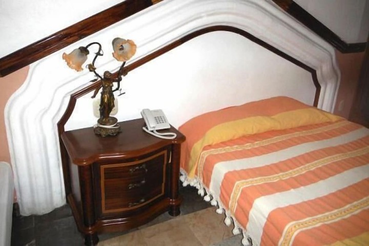Room 15 of 36
