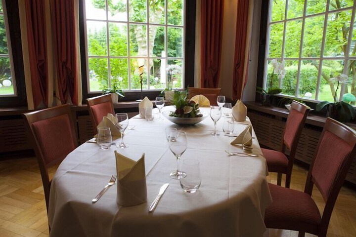 Dining 33 of 59