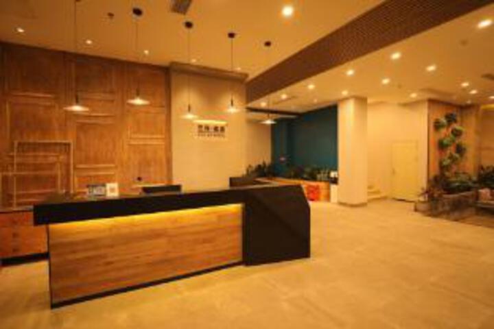 Left Bank Hotel (Hezhou Ailian Lake Branch)