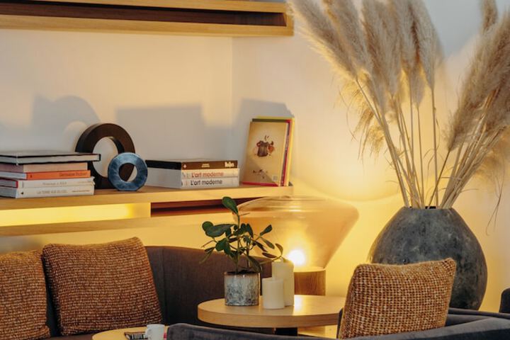 Lounge 38 of 54