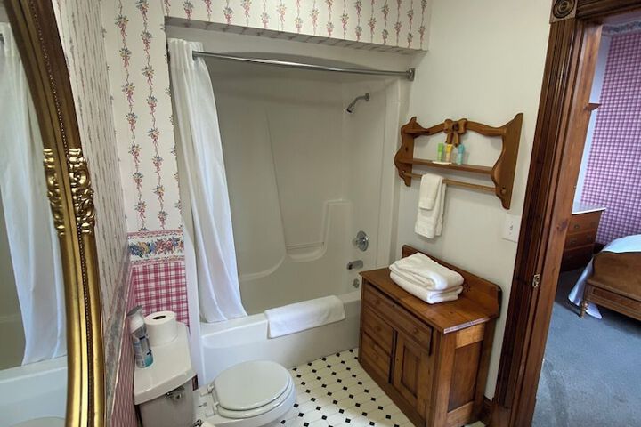 Basic Room 1 Double Bed Bathtub (1 of 10)