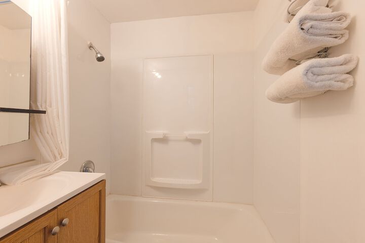 1 Queen Bed (16 of 26)
