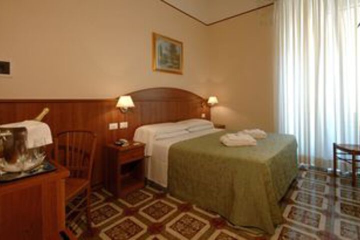 Room 11 of 27