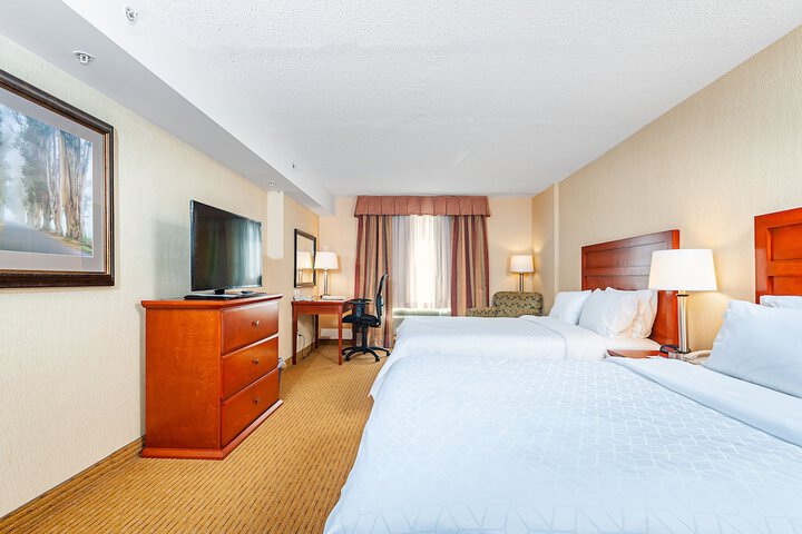 2 Queen Beds (10 of 10)