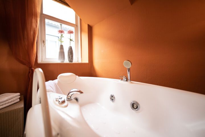 Jetted tub
