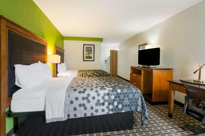 2 Queen Beds (6 of 11)