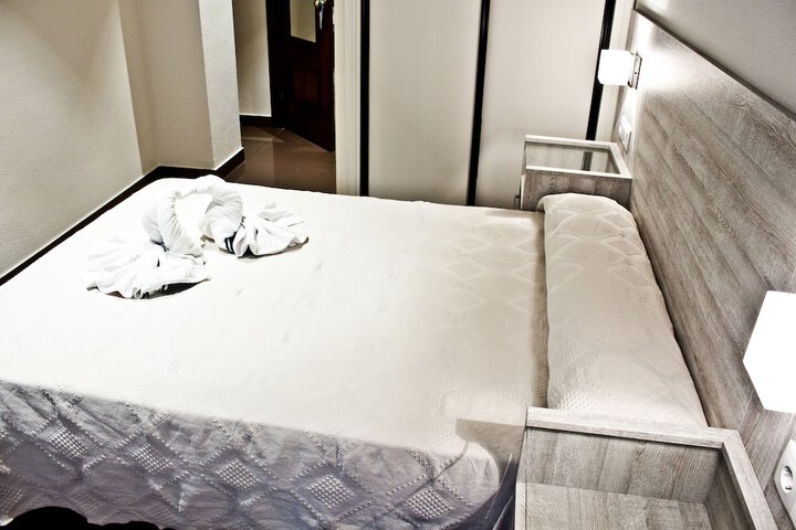 Room 4 of 28