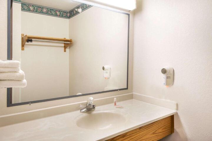 1 Queen Bed (7 of 24)