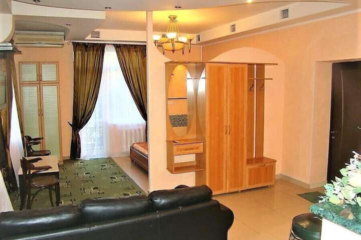 Room 9 of 11