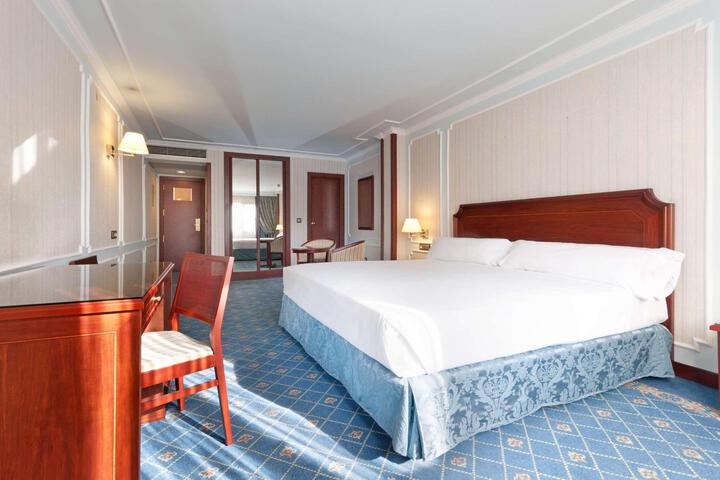 Room 33 of 80