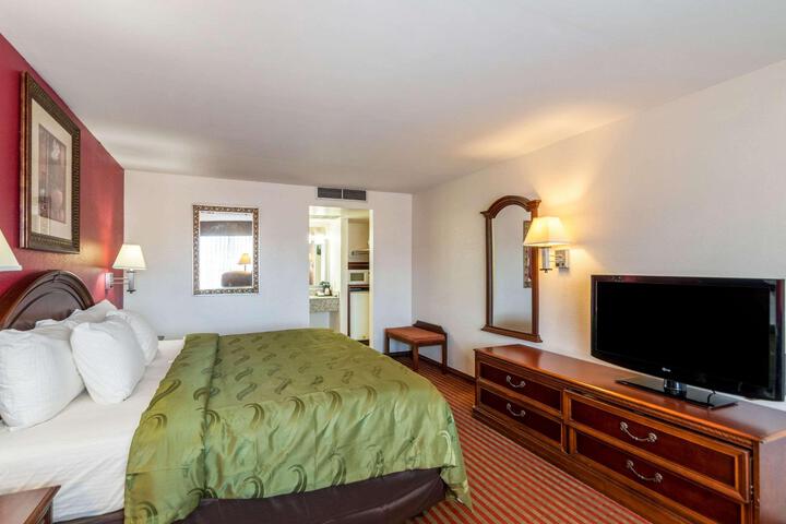 1 King Bed (7 of 18)
