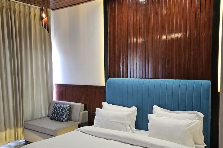 Room 9 of 20