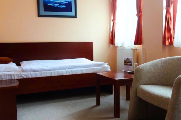 Room 9 of 90