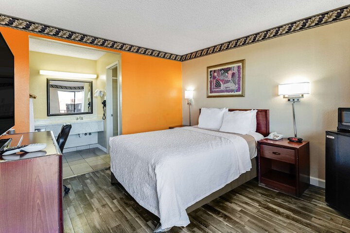 1 Queen Bed (10 of 10)