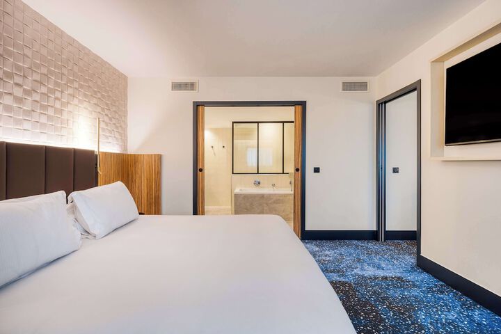 Room 38 of 153