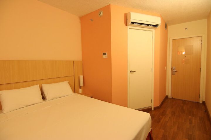 Room 11 of 32
