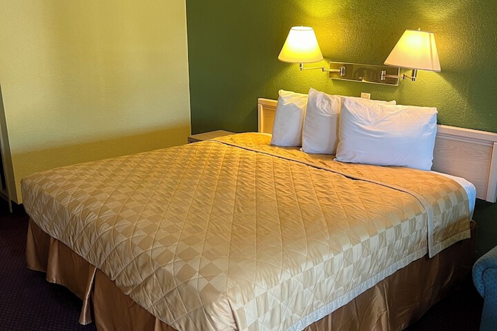 Room 10 of 14