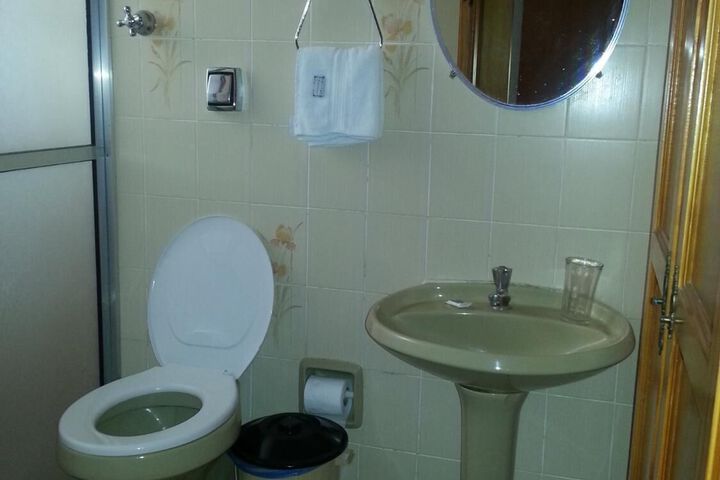 Room 4 of 28