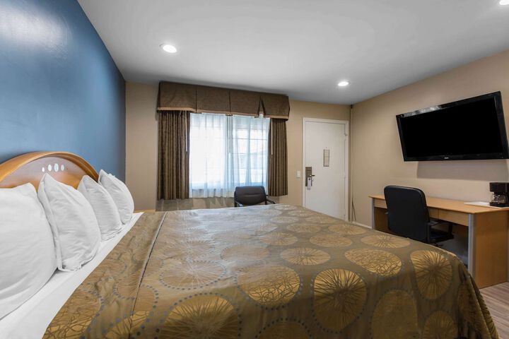 1 King Bed (12 of 13)