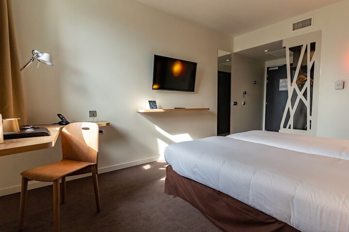 Room 7 of 32