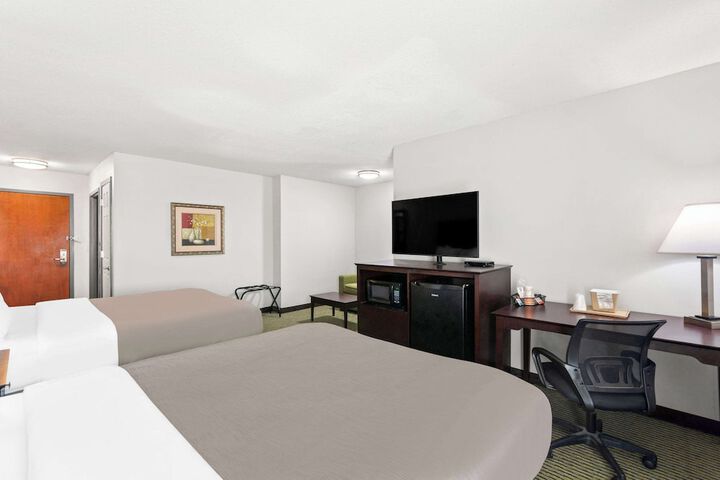 2 Queen Beds (2 of 11)