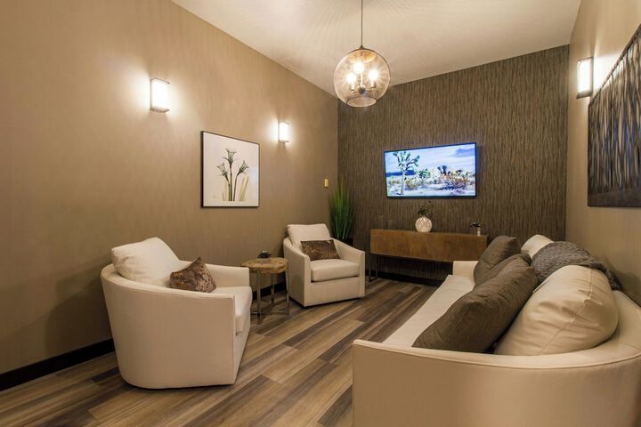 Lounge 128 of 192
