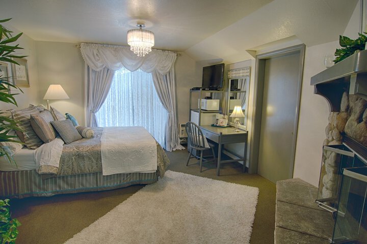 Deluxe Queen Bed (6 of 49)