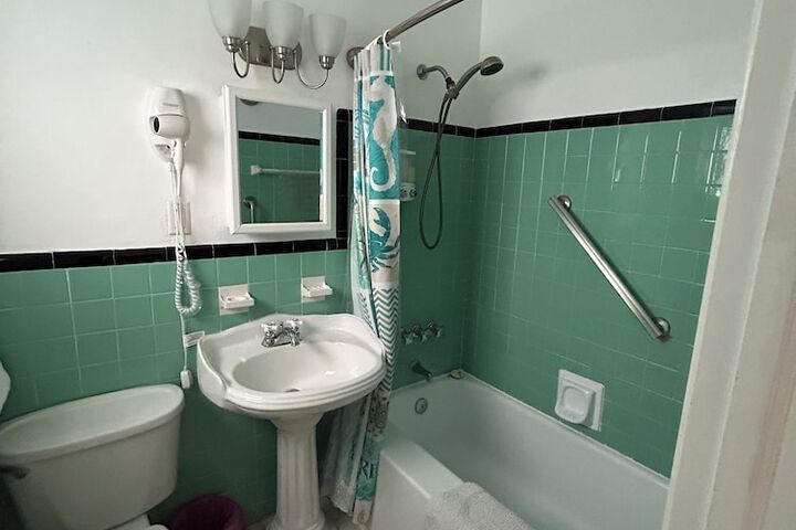 Room 102 of 141
