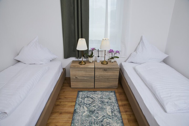 Room 32 of 107