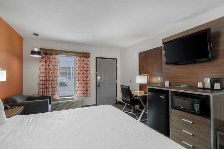 1 King Bed Microwave and Refrigerator WiFi Continental Breakfast (1 of 34)
