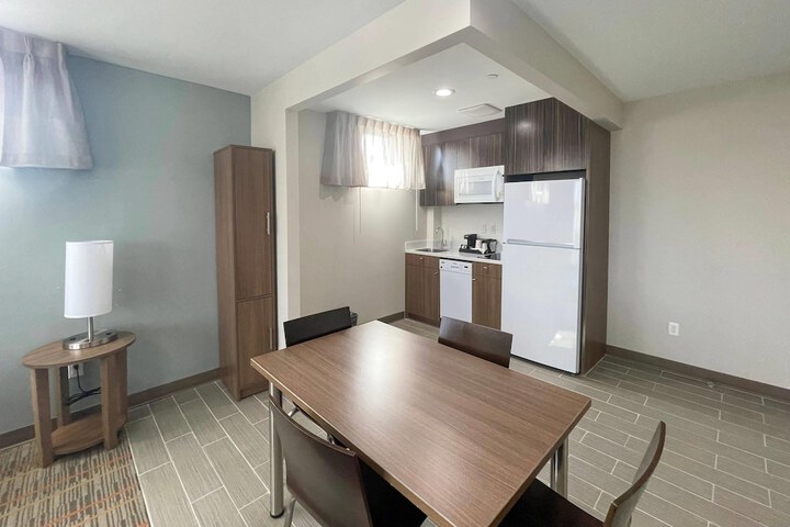 Room 6 of 28