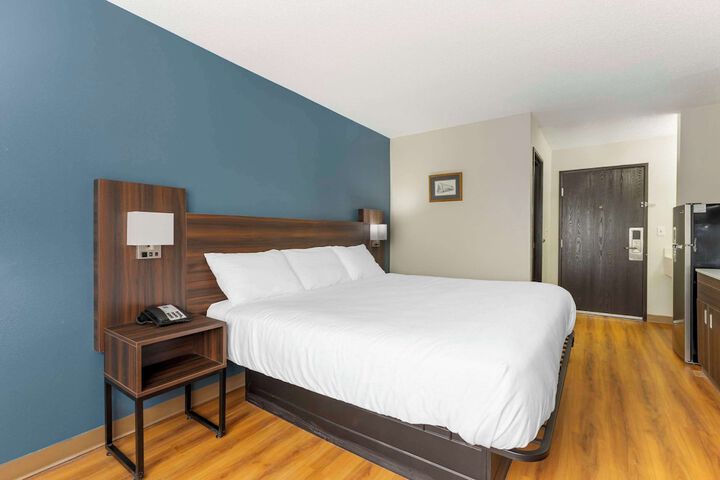 1 King Bed (6 of 17)