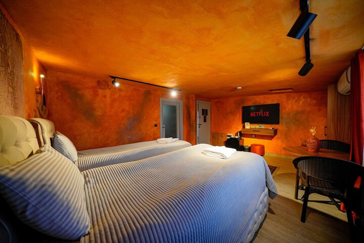 Room 29 of 244