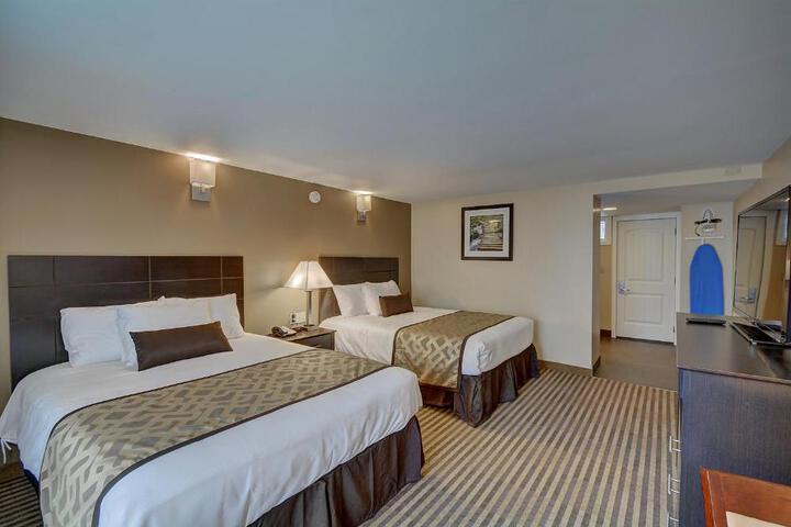 2 Queen Beds (2 of 8)