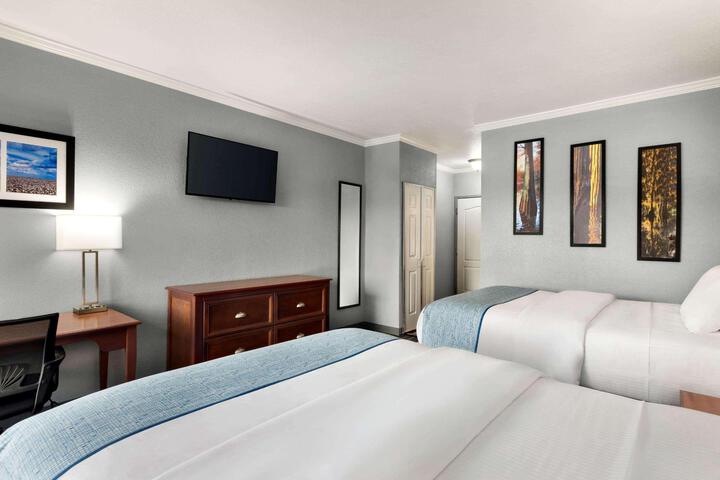 2 Queen Beds (2 of 4)