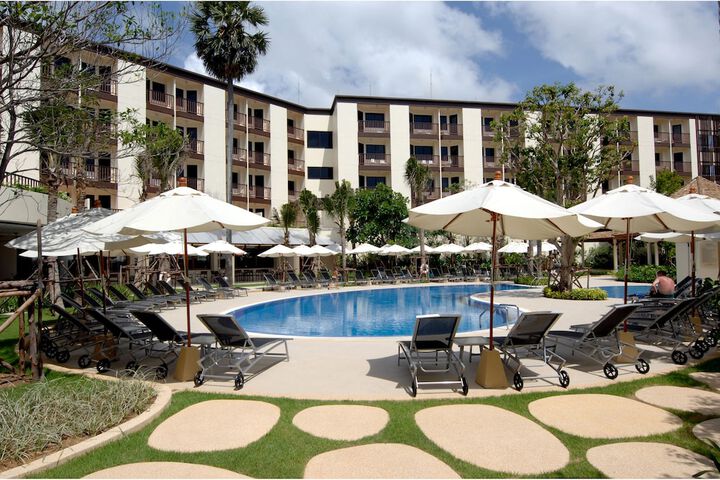 Hotel with Pool