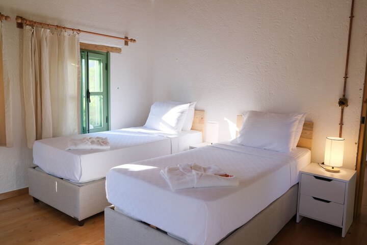 Room 10 of 28