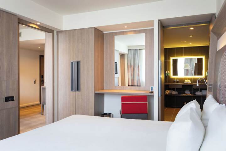 Room 27 of 216