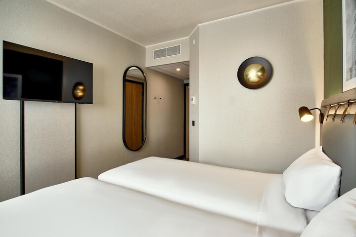 Room 9 of 49
