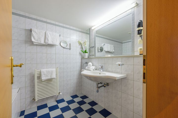 Room 16 of 28