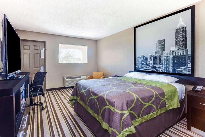1 Queen Bed (12 of 17)