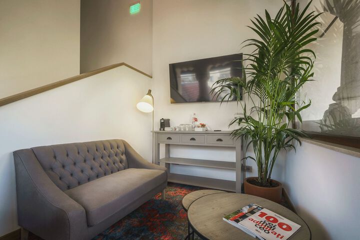Lounge 50 of 61